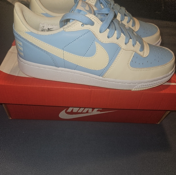 Nike - Picture 3 of 7